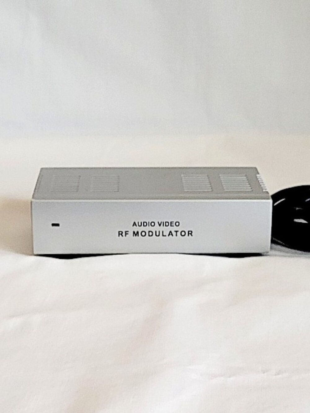 Dynex WS-007 RF Modulator - RCA S-Video to Coaxial Converter